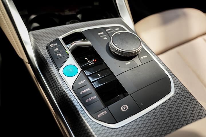 Grå BMW i4 fra 2023