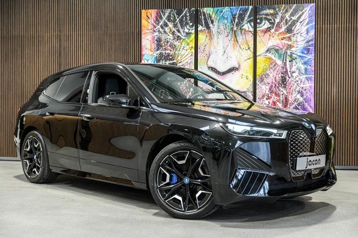 Sort BMW iX fra 2023 set udefra