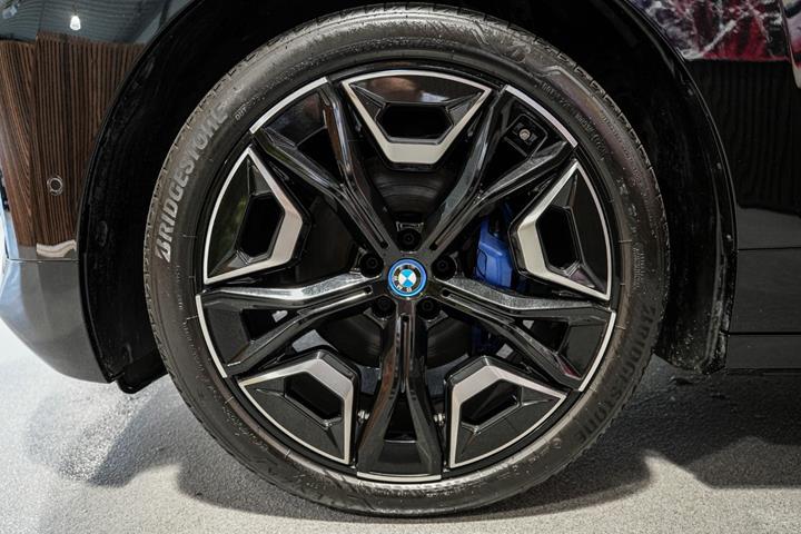 Sort BMW iX fra 2023