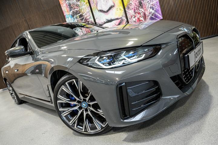 Grå BMW i4 fra 2023