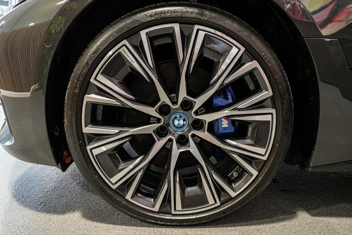 Grå BMW i4 fra 2023