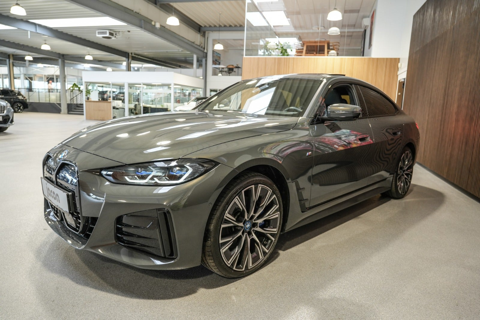 Grå BMW i4 fra 2023