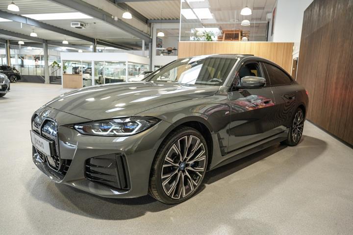 Grå BMW i4 fra 2023