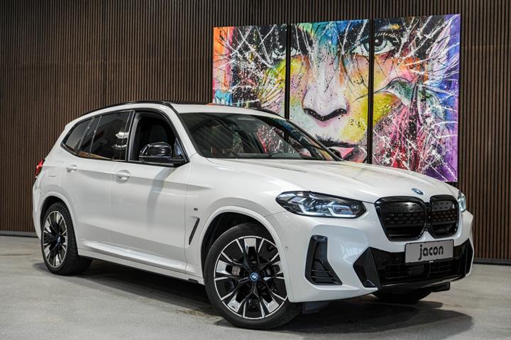 Hvid BMW iX3 fra 2022 set udefra