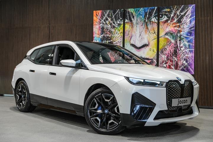 Hvid BMW iX fra 2023 set udefra
