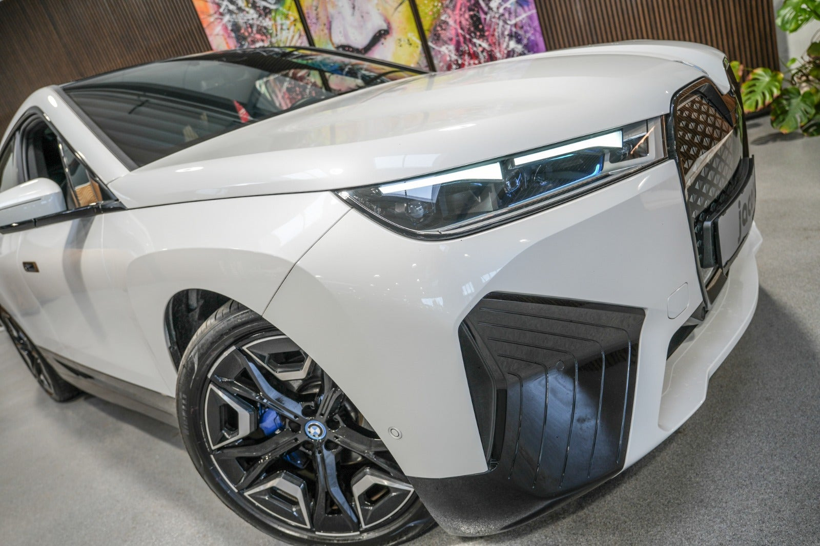 Hvid BMW iX fra 2023