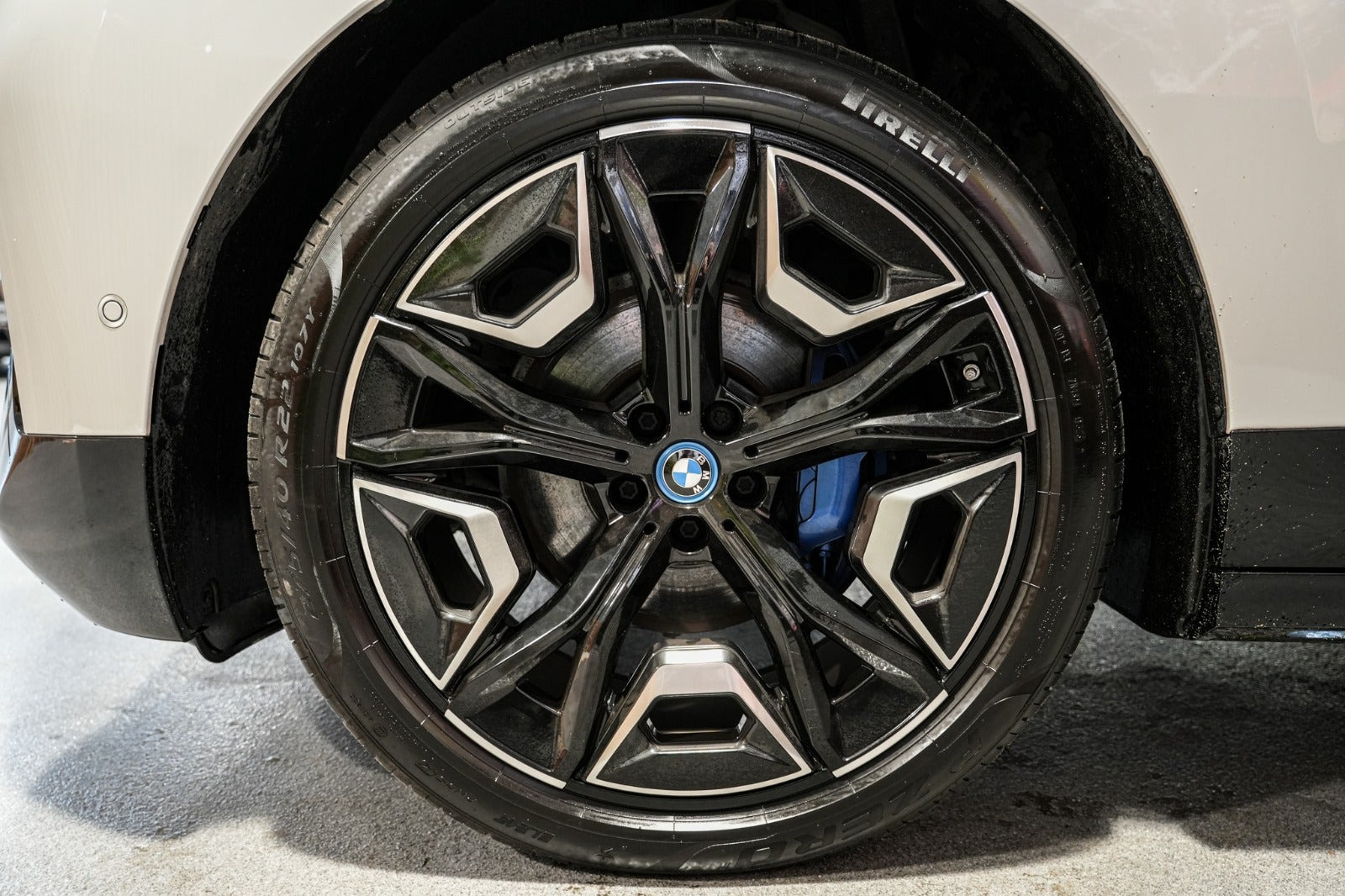Hvid BMW iX fra 2023