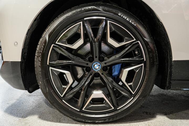 Hvid BMW iX fra 2023