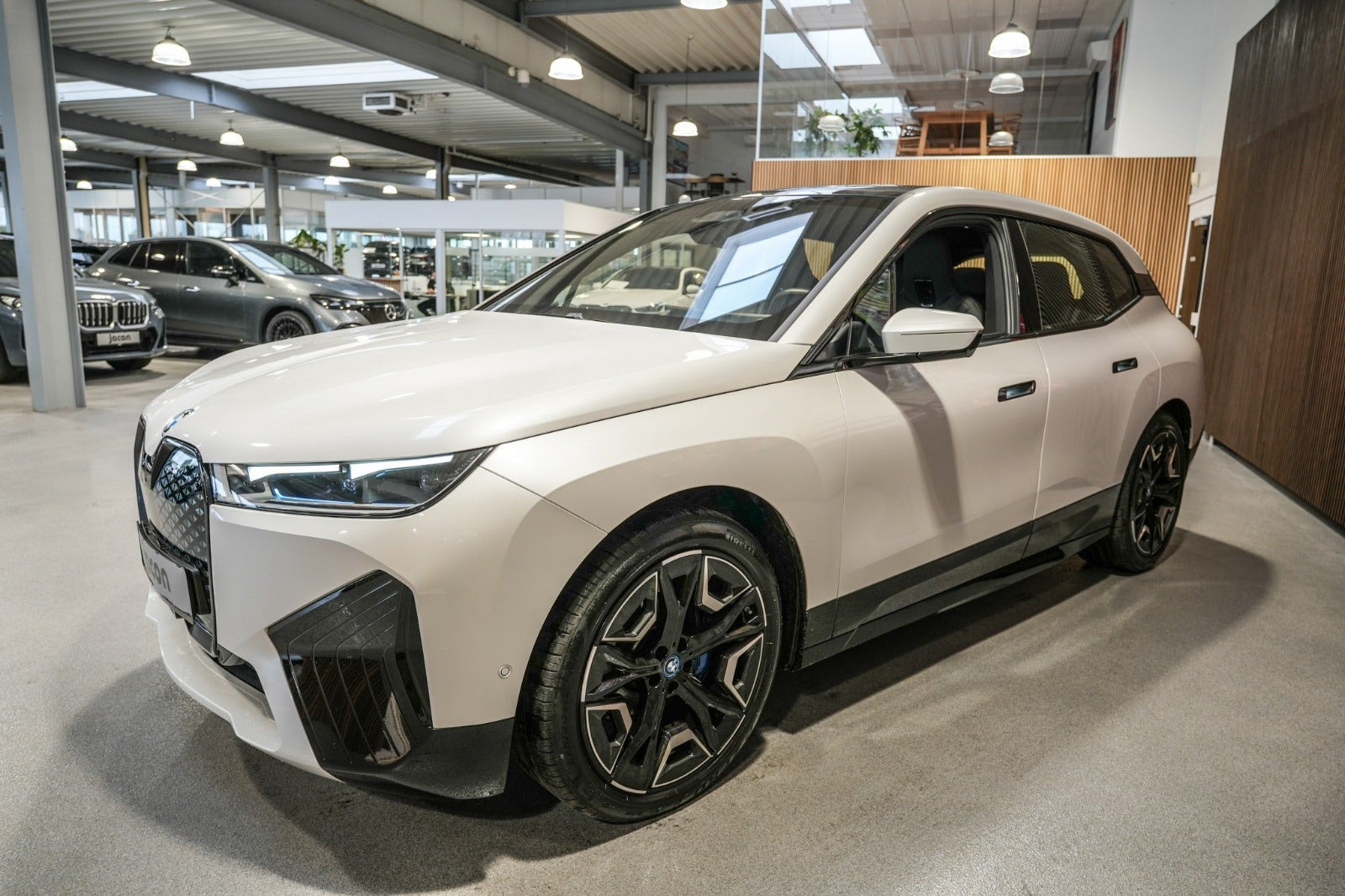 Hvid BMW iX fra 2023