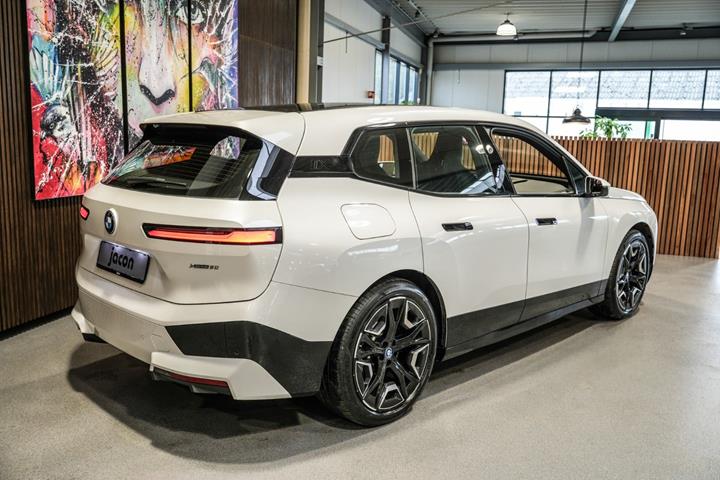 Hvid BMW iX fra 2023