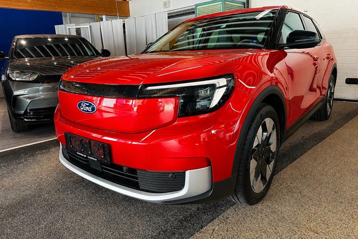 Rød Ford Explorer fra 2025 set udefra
