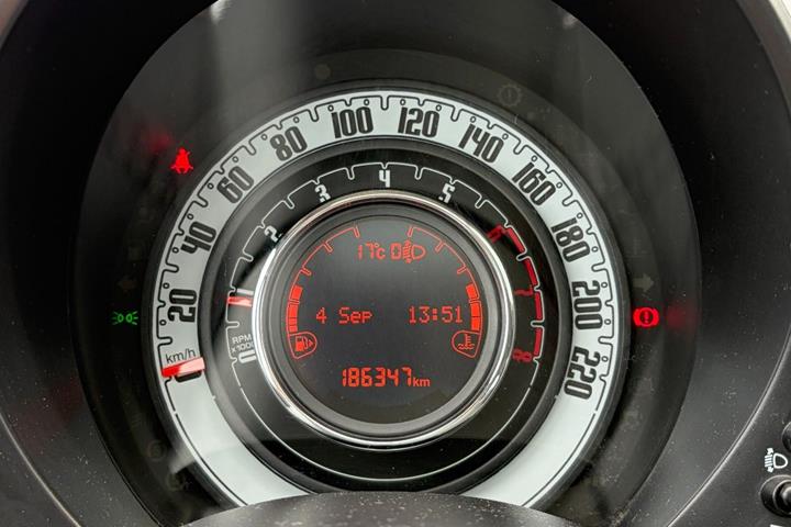 Grå Fiat 500 fra 2018