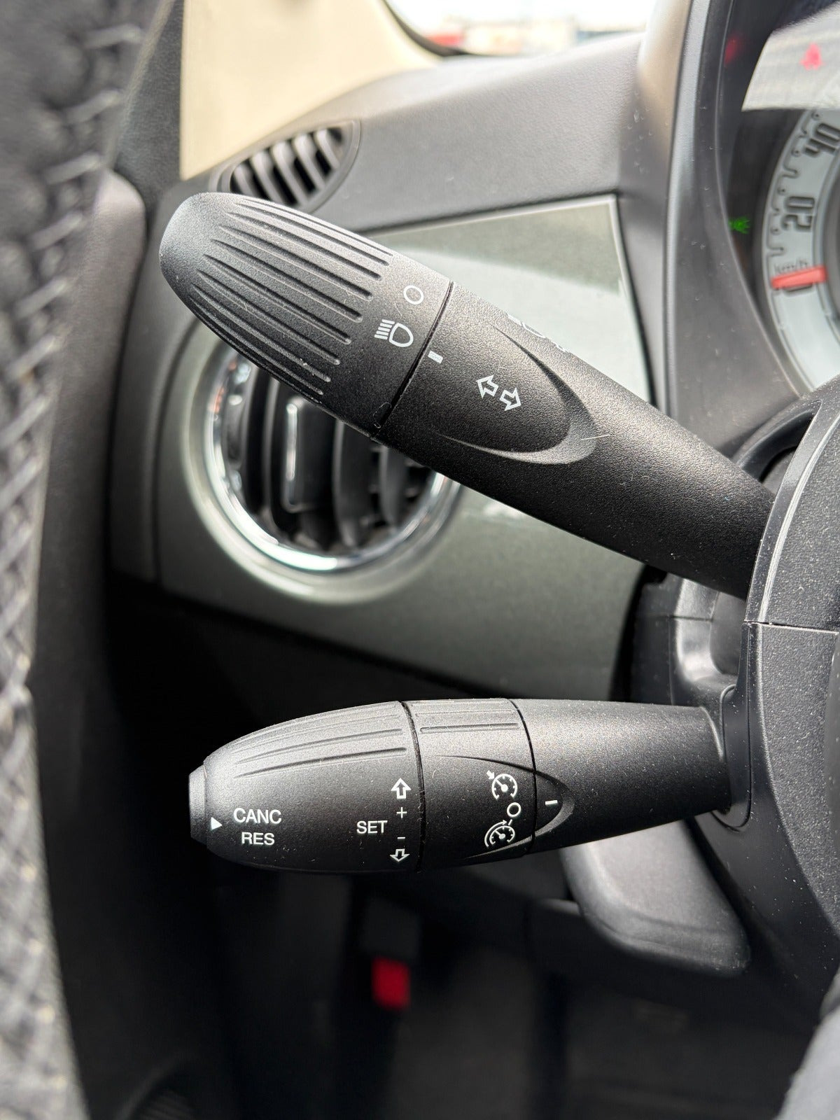 Grå Fiat 500 fra 2018