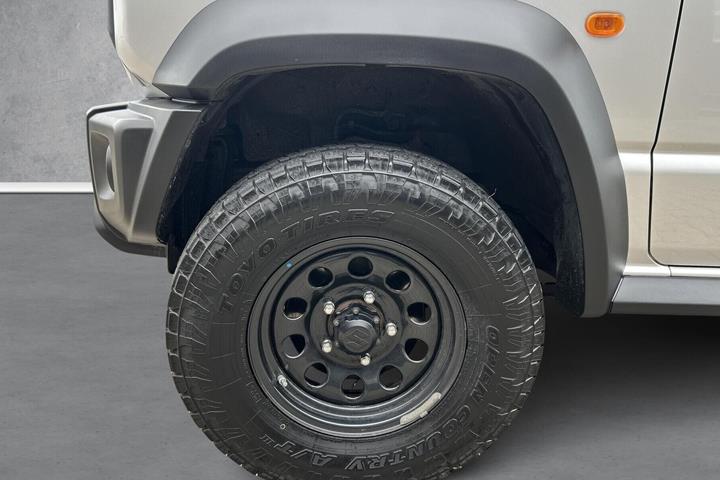 Sølv Suzuki Jimny fra 2025