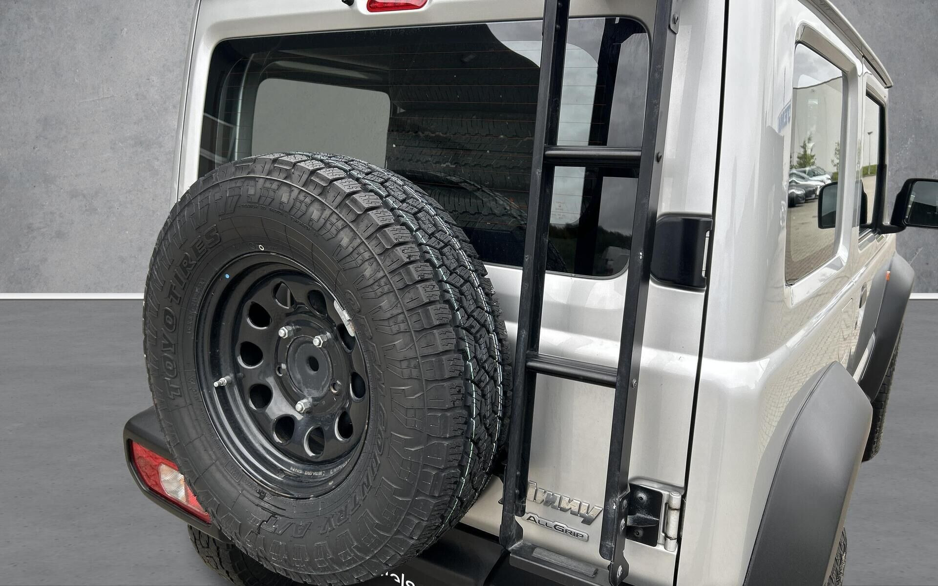 Sølv Suzuki Jimny fra 2025