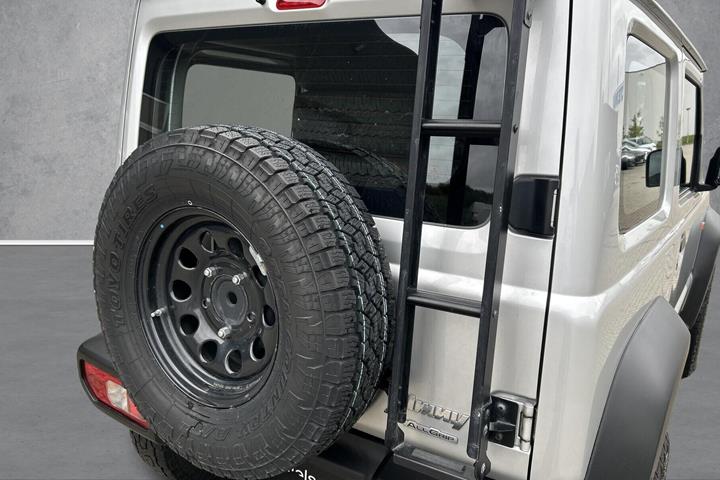 Sølv Suzuki Jimny fra 2025