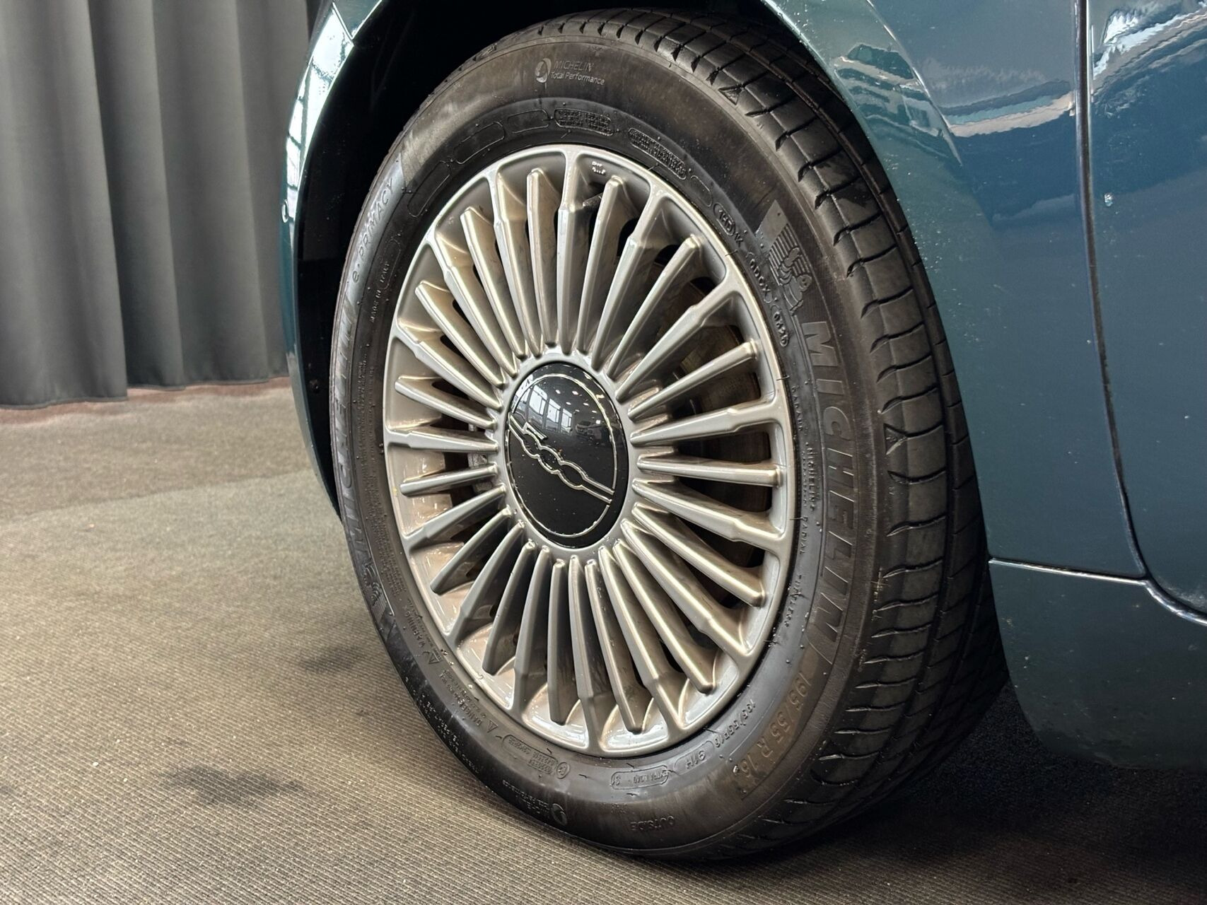 Grøn Fiat 500e fra 2023