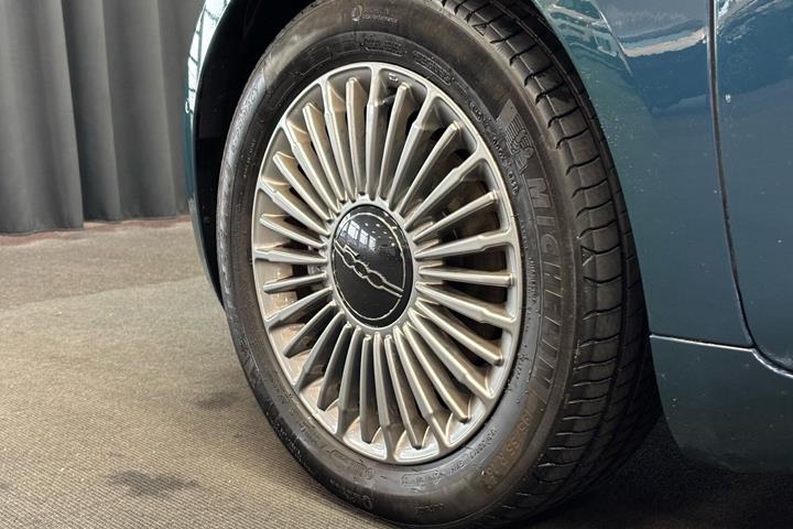 Grøn Fiat 500e fra 2023