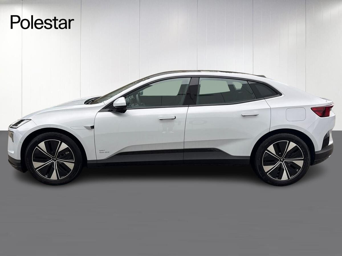 Grå Polestar 4 fra 2026