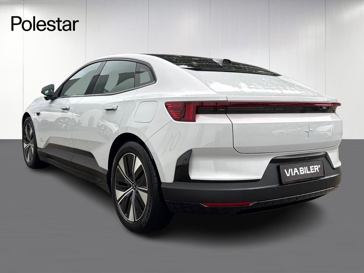 Grå Polestar 4 fra 2026