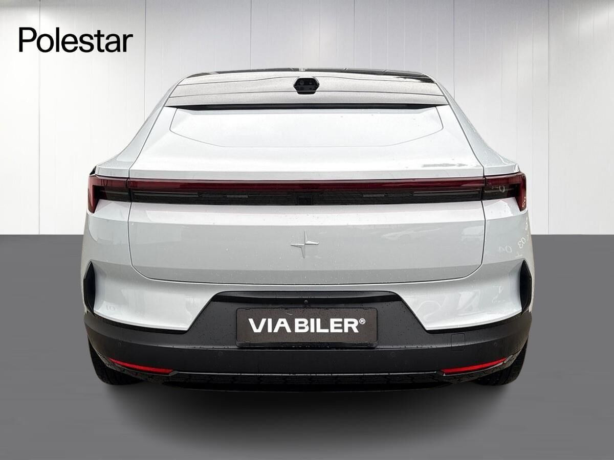 Grå Polestar 4 fra 2026