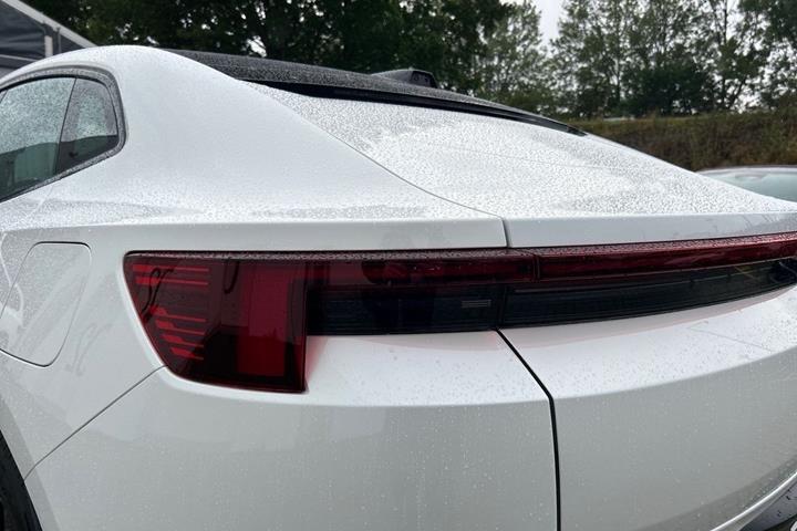 Hvid Polestar 4 fra 2026