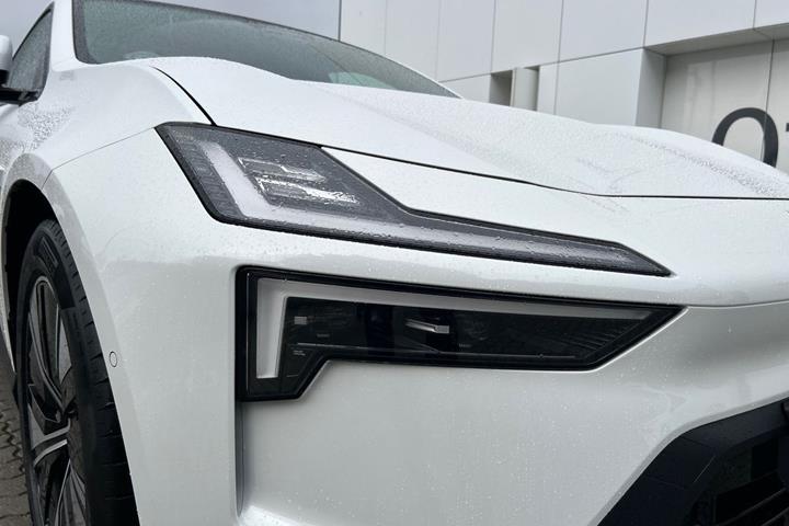 Hvid Polestar 4 fra 2026