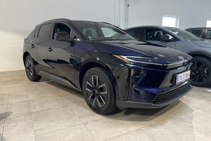 Blå Toyota BZ4X fra 2026