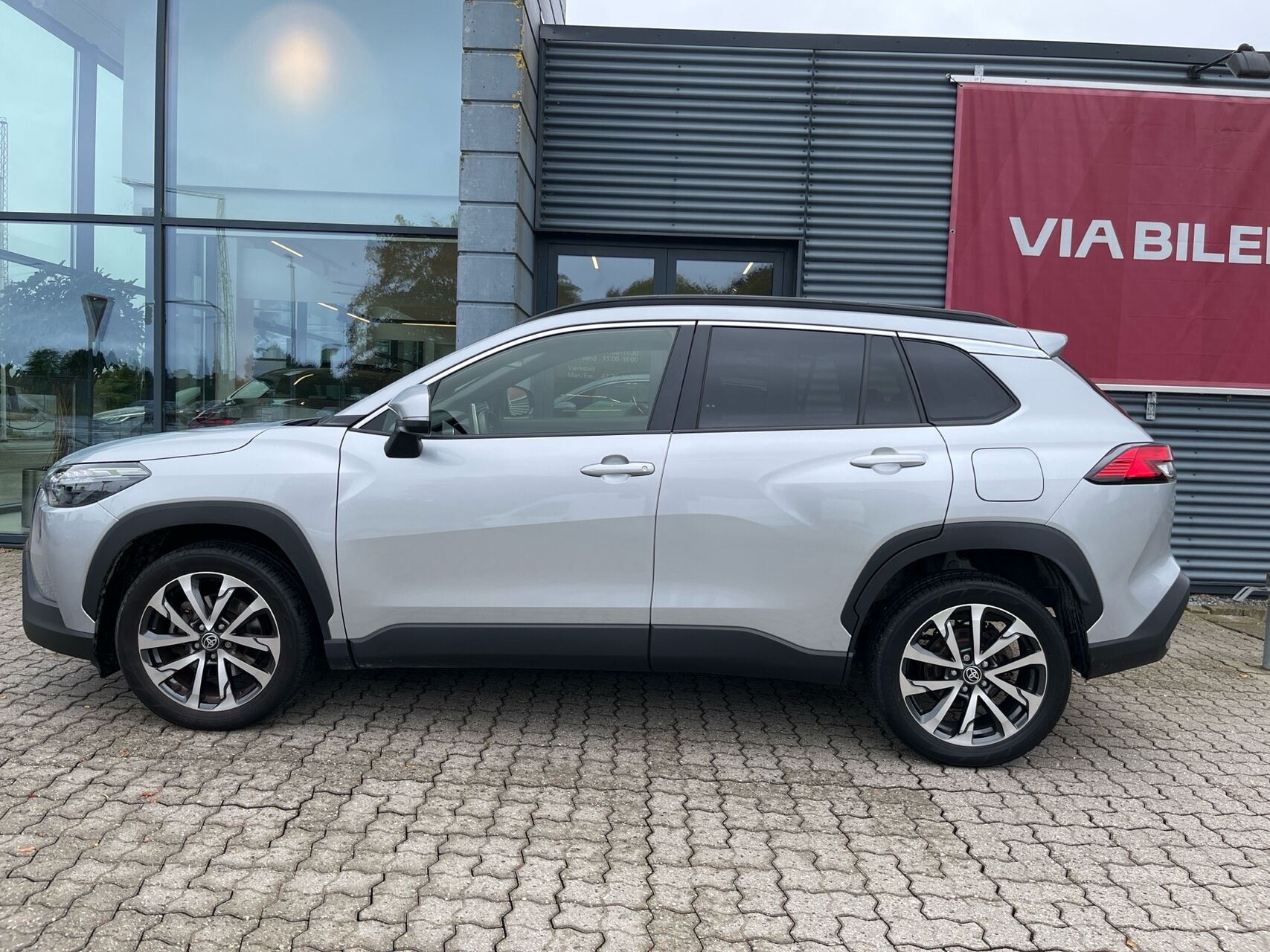 Sølv Toyota Corolla Cross fra 2024