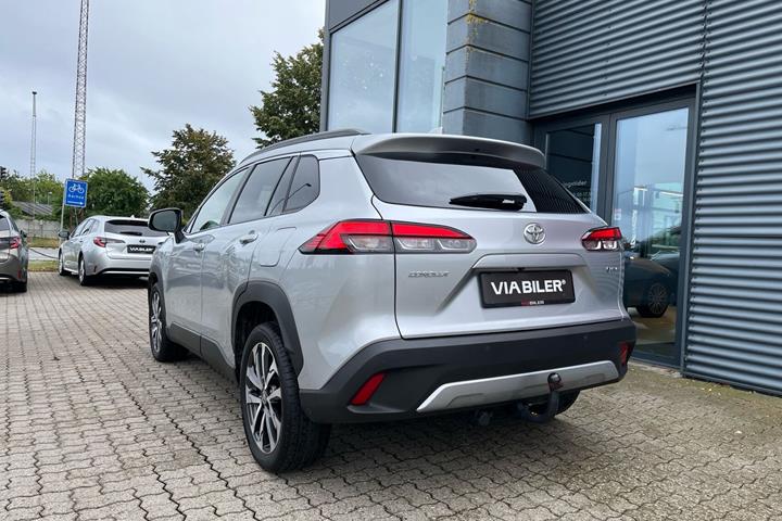 Sølv Toyota Corolla Cross fra 2024