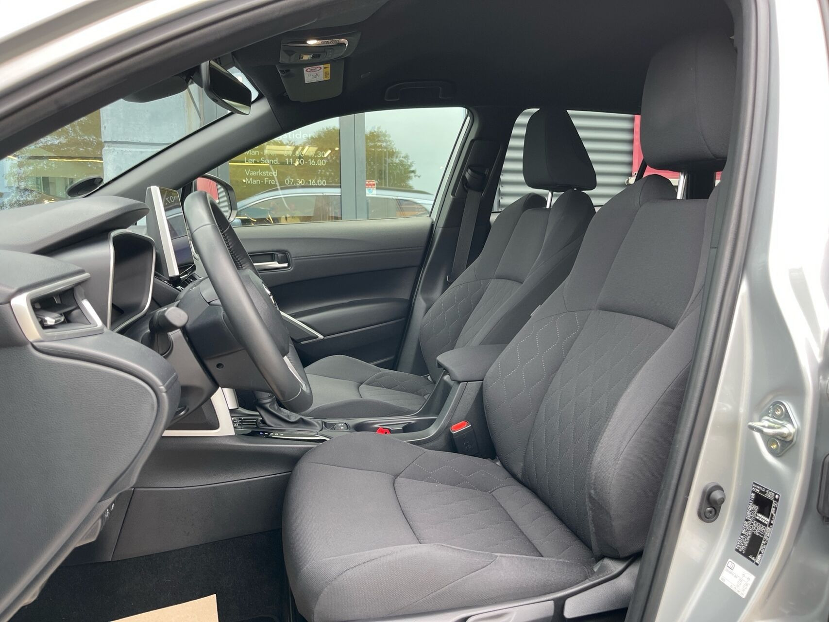 Sølv Toyota Corolla Cross fra 2024