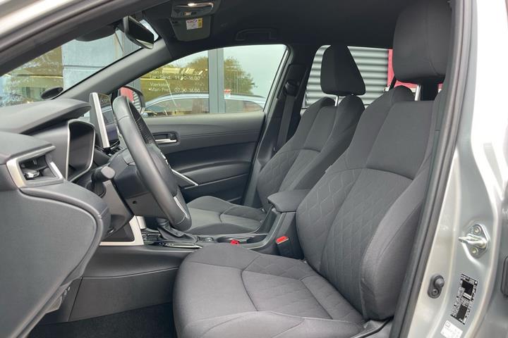 Sølv Toyota Corolla Cross fra 2024