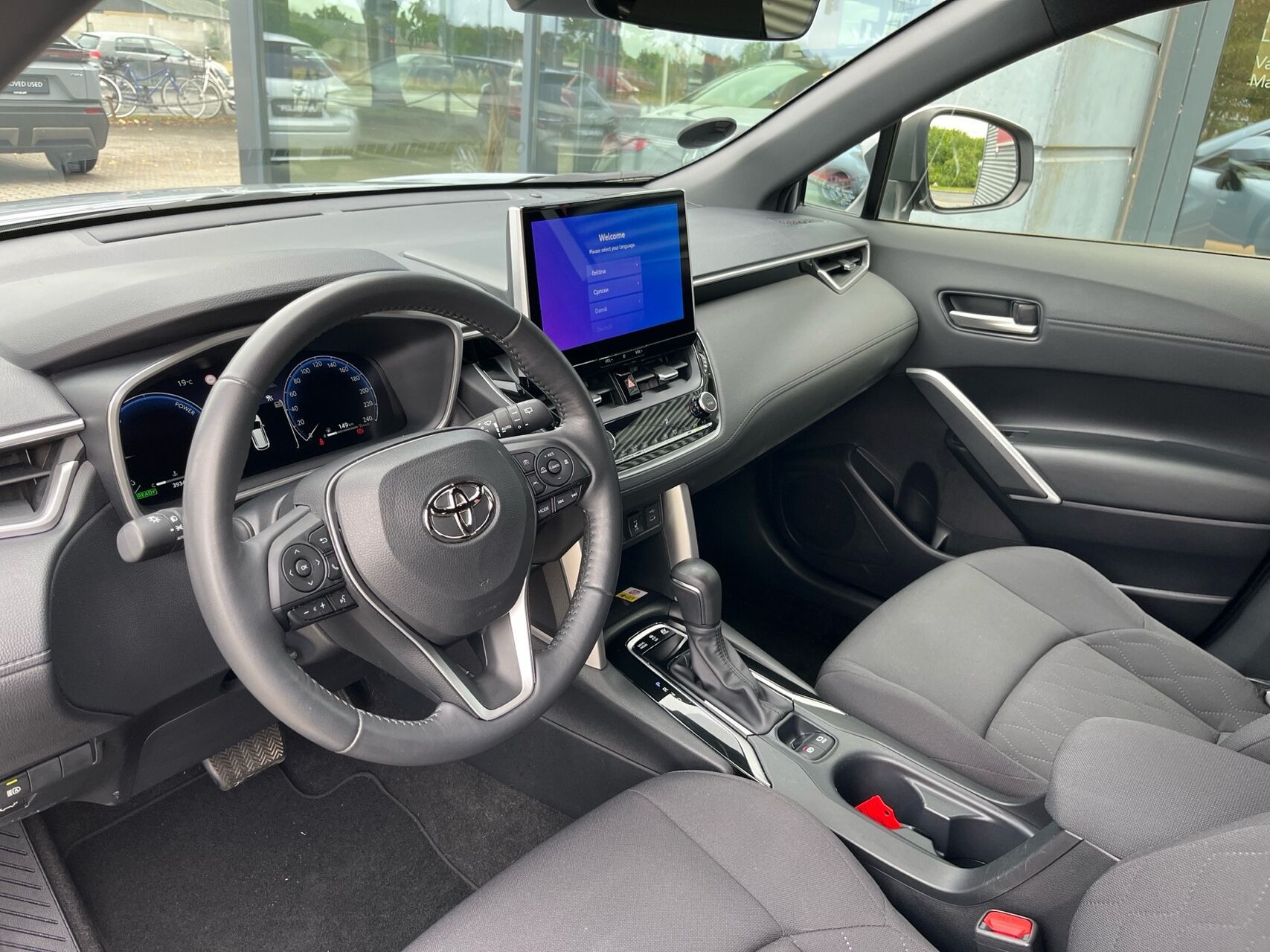 Sølv Toyota Corolla Cross fra 2024