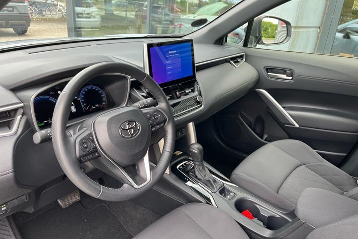 Sølv Toyota Corolla Cross fra 2024
