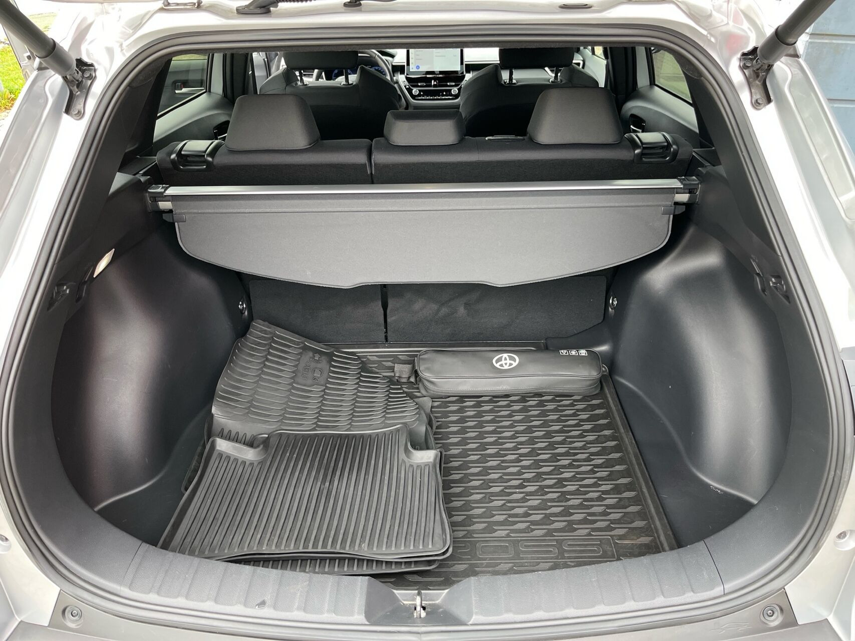 Sølv Toyota Corolla Cross fra 2024