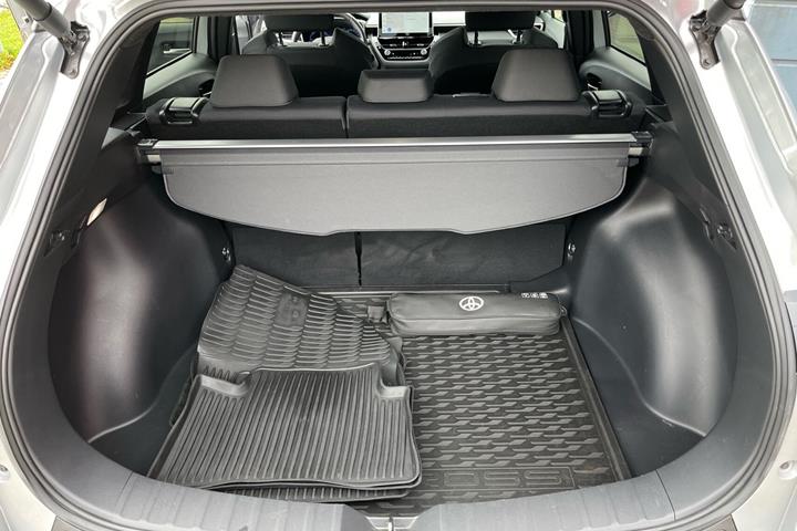 Sølv Toyota Corolla Cross fra 2024
