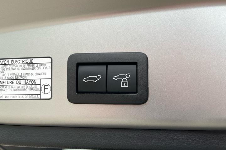 Sølv Toyota Corolla Cross fra 2024