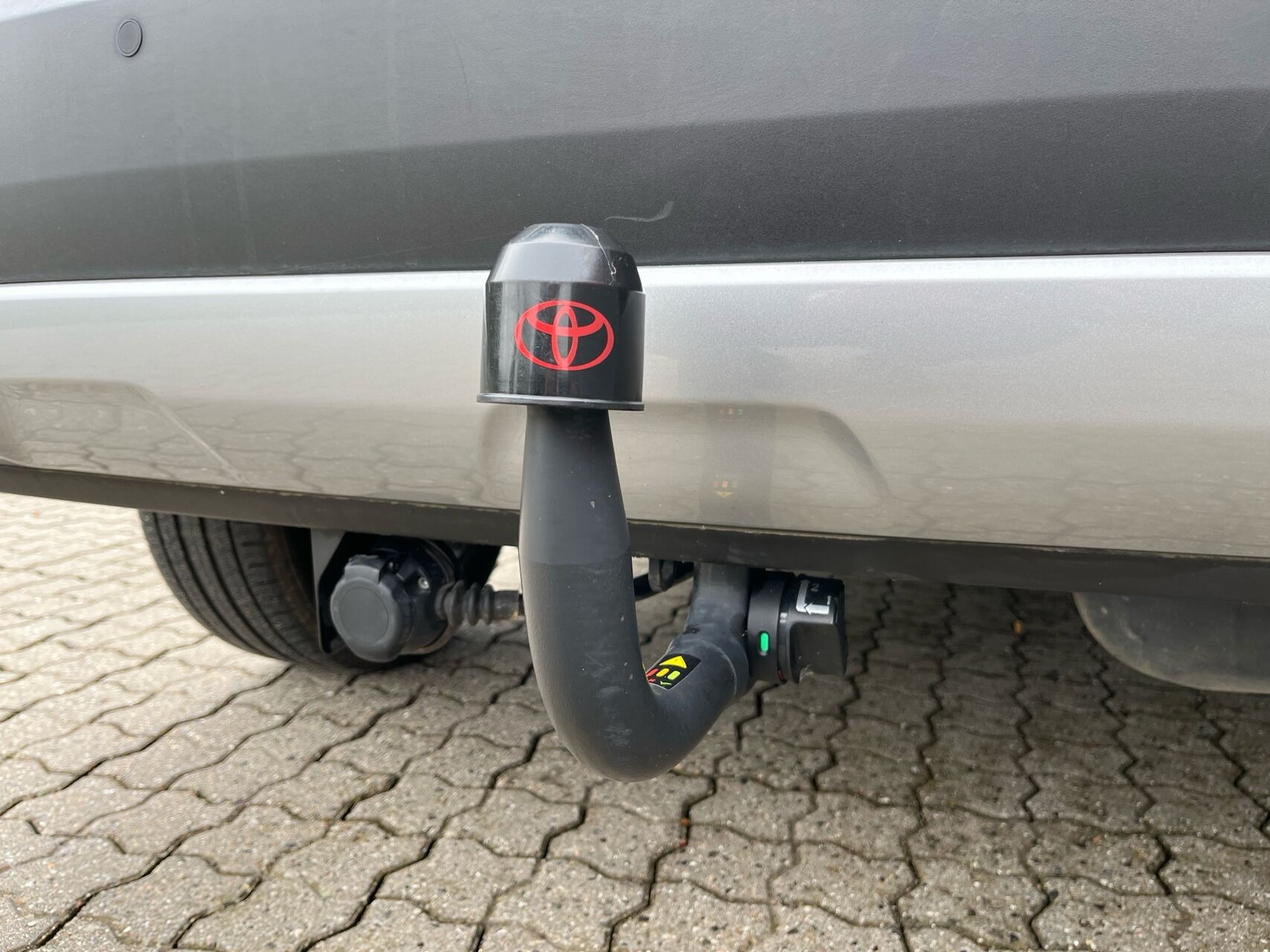 Sølv Toyota Corolla Cross fra 2024