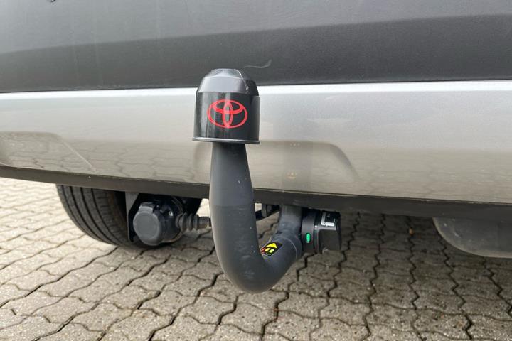 Sølv Toyota Corolla Cross fra 2024