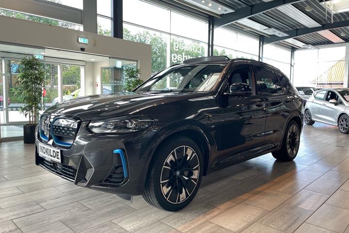 Grå BMW iX3 fra 2023 set udefra