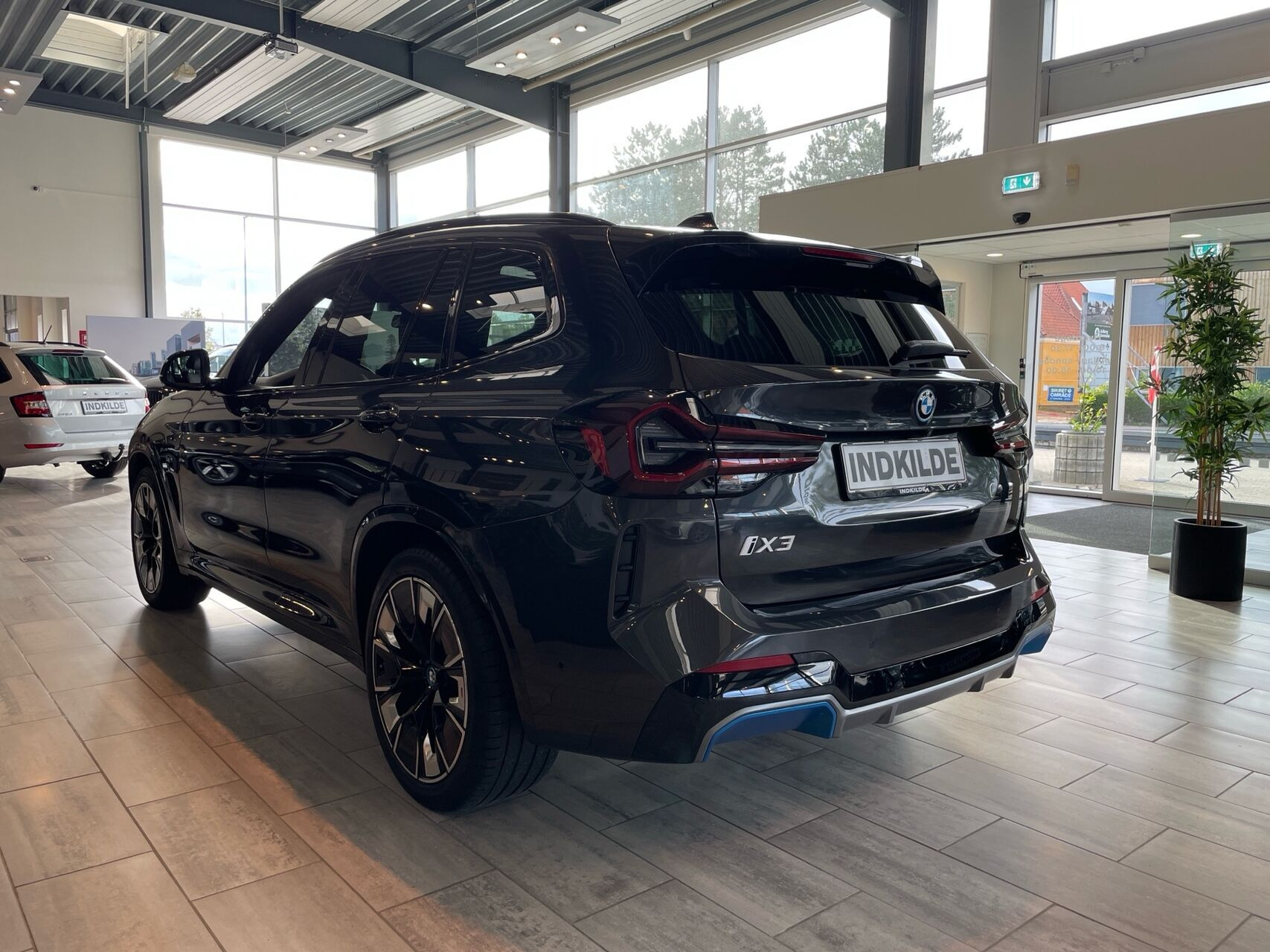 Grå BMW iX3 fra 2023