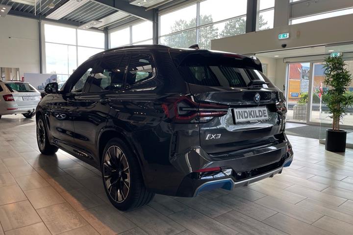 Grå BMW iX3 fra 2023