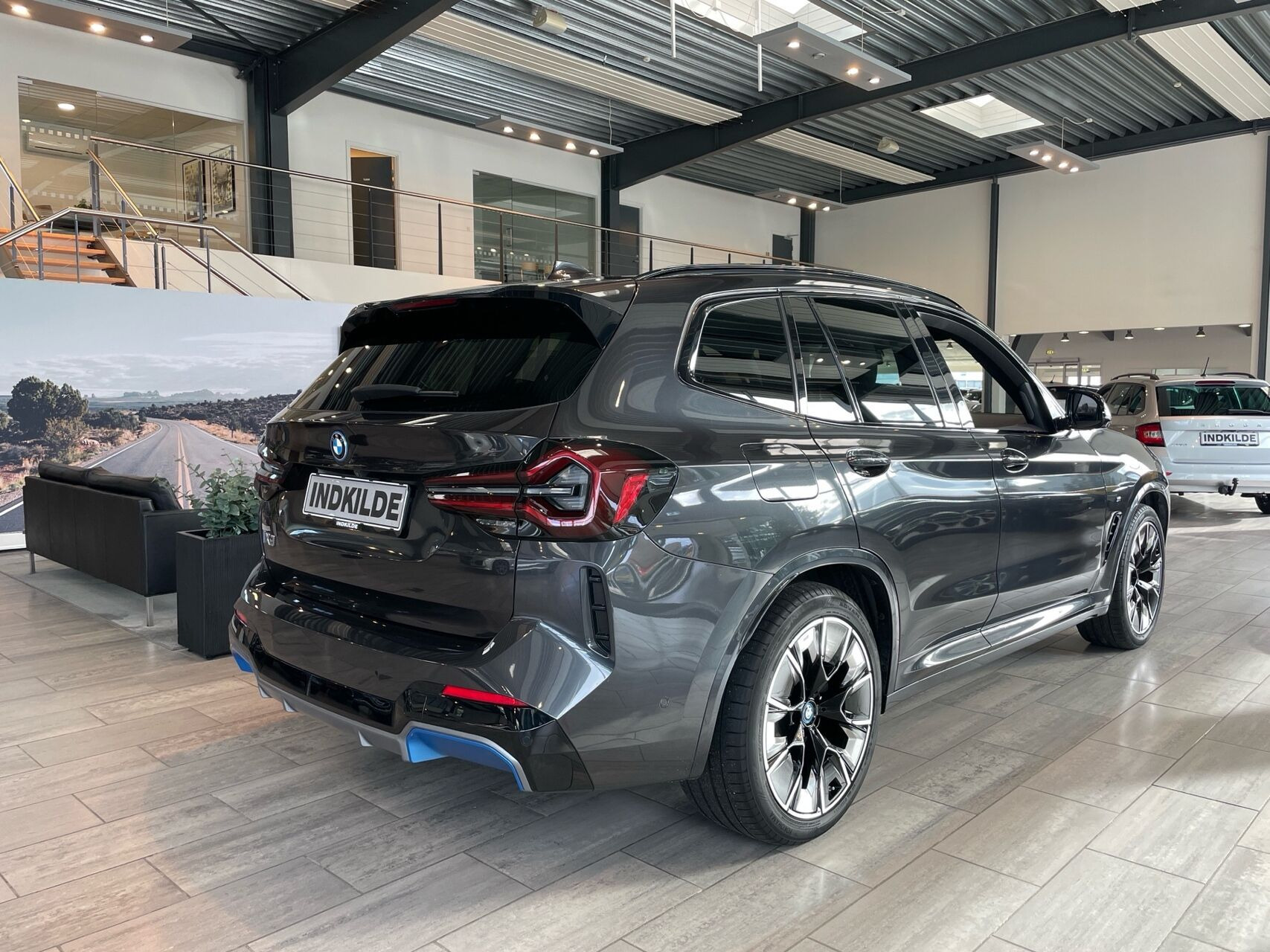Grå BMW iX3 fra 2023