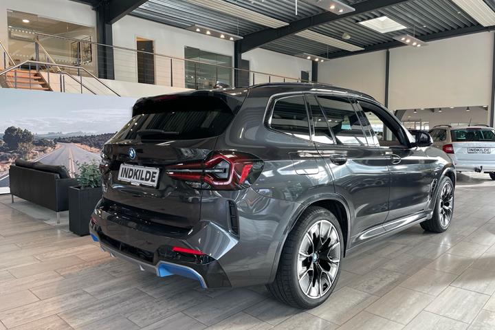 Grå BMW iX3 fra 2023