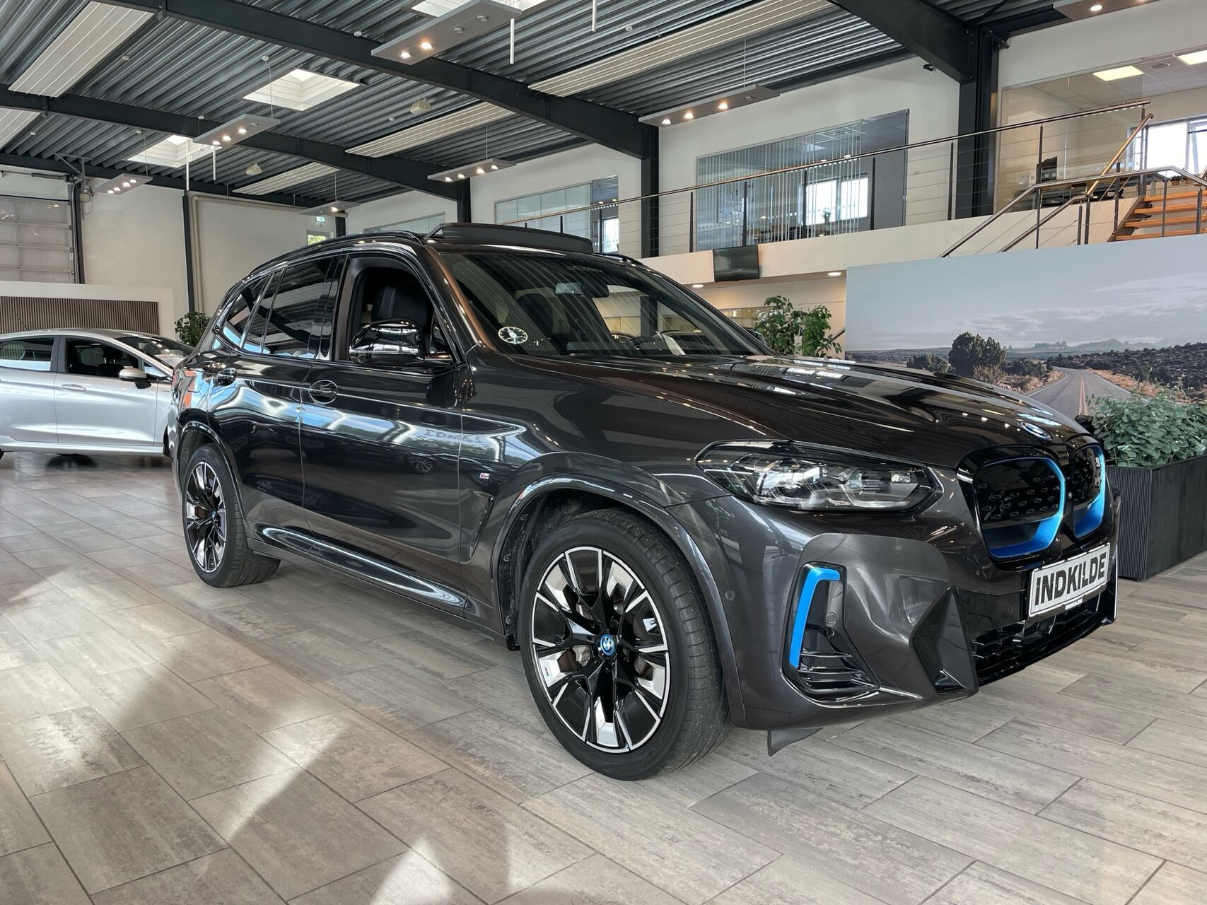 Grå BMW iX3 fra 2023