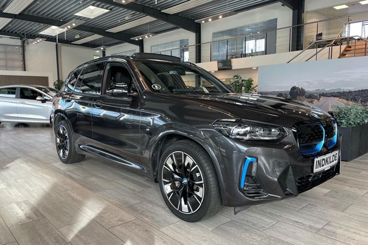 Grå BMW iX3 fra 2023