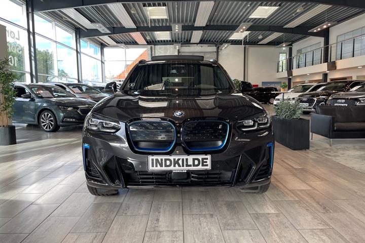 Grå BMW iX3 fra 2023