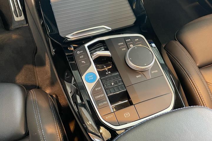 Grå BMW iX3 fra 2023