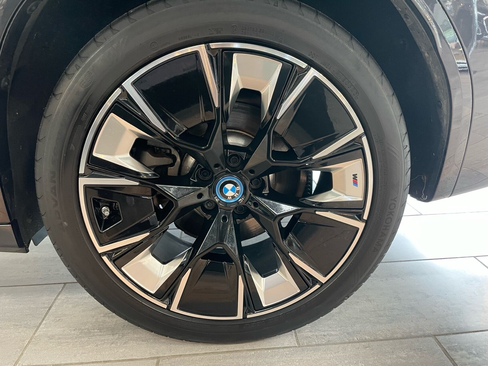 Grå BMW iX3 fra 2023