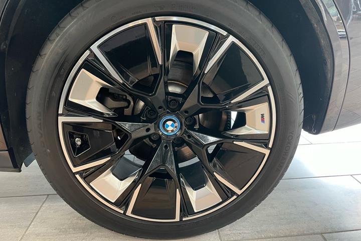 Grå BMW iX3 fra 2023